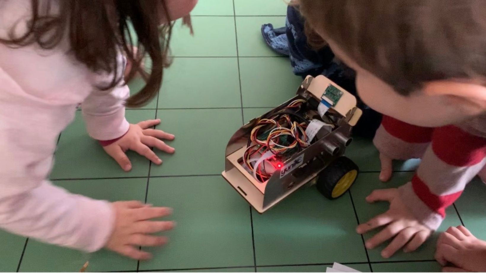 bambini giocano con Coderbot per Alla Scoperta degli Animali Robotici